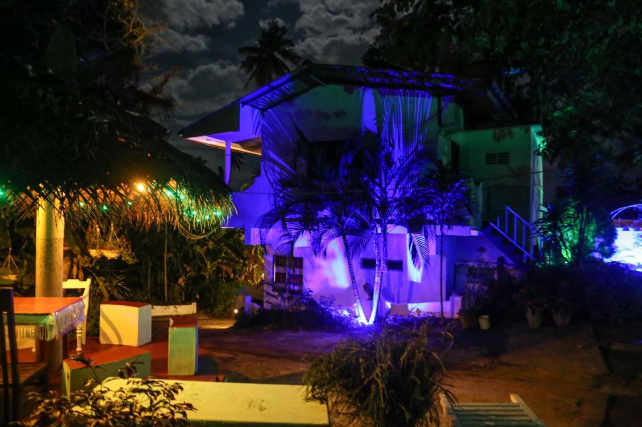 ミリッサ Sajana Ocean Hill Bed & Breakfast エクステリア 写真