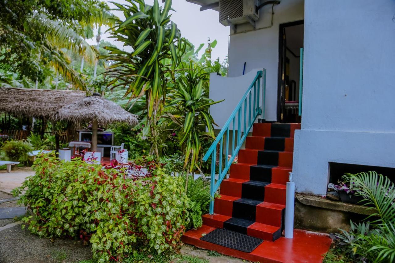 ミリッサ Sajana Ocean Hill Bed & Breakfast エクステリア 写真