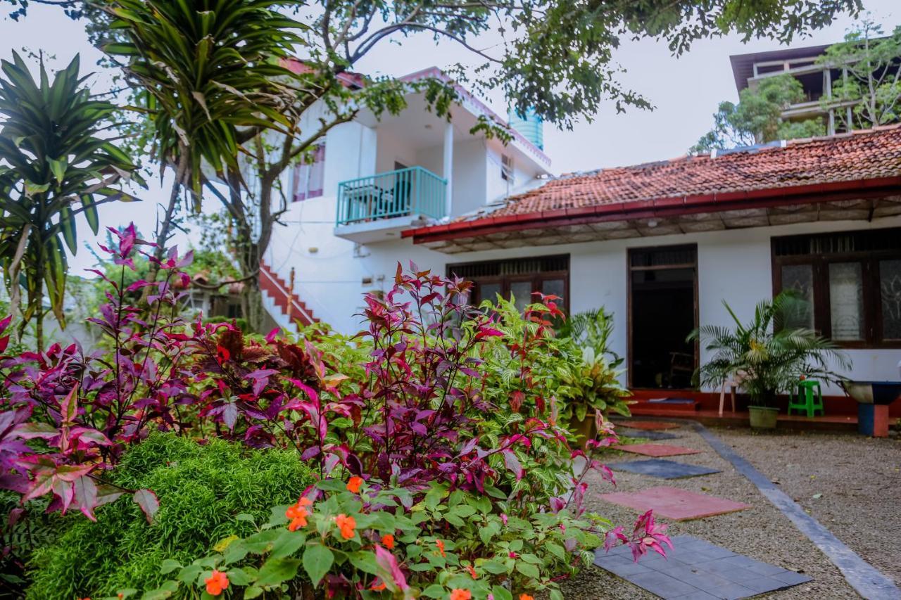 ミリッサ Sajana Ocean Hill Bed & Breakfast エクステリア 写真