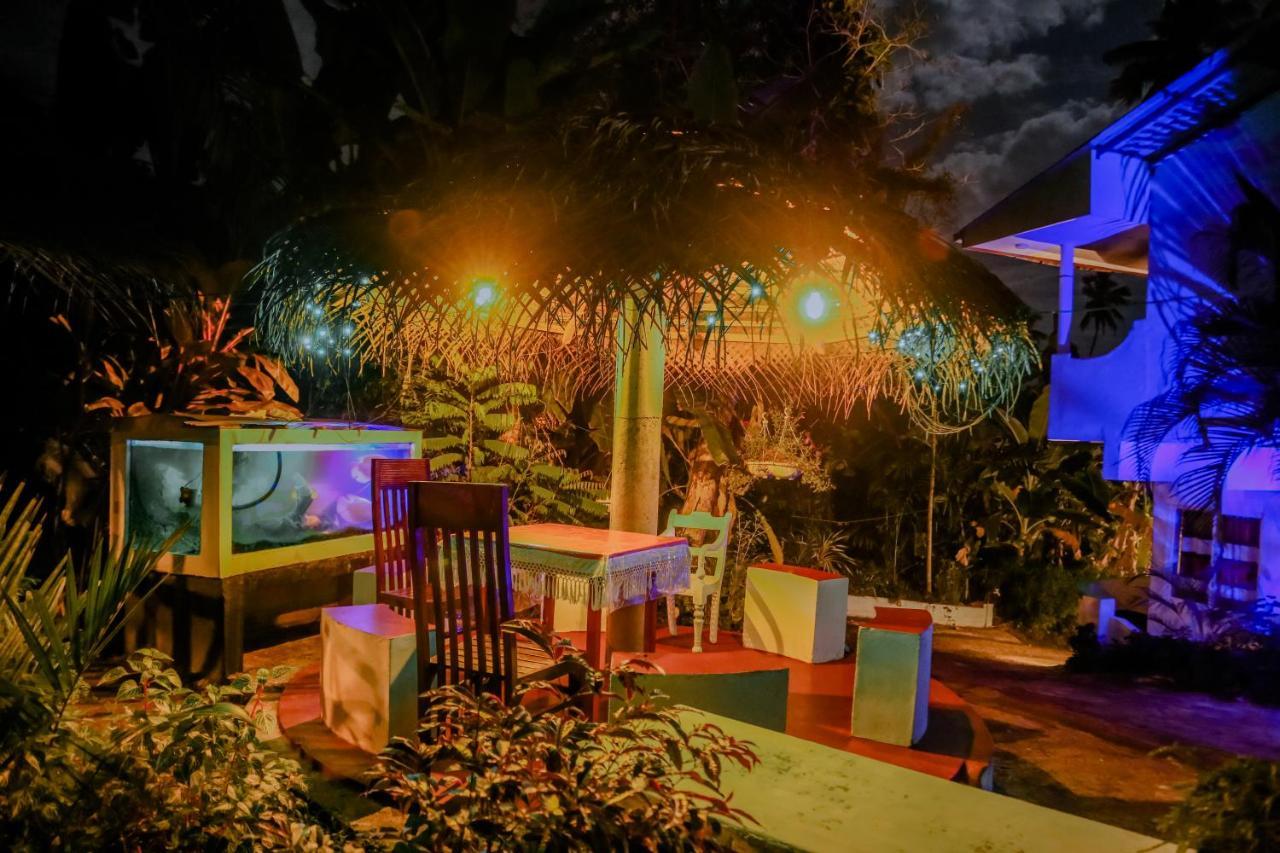 ミリッサ Sajana Ocean Hill Bed & Breakfast エクステリア 写真