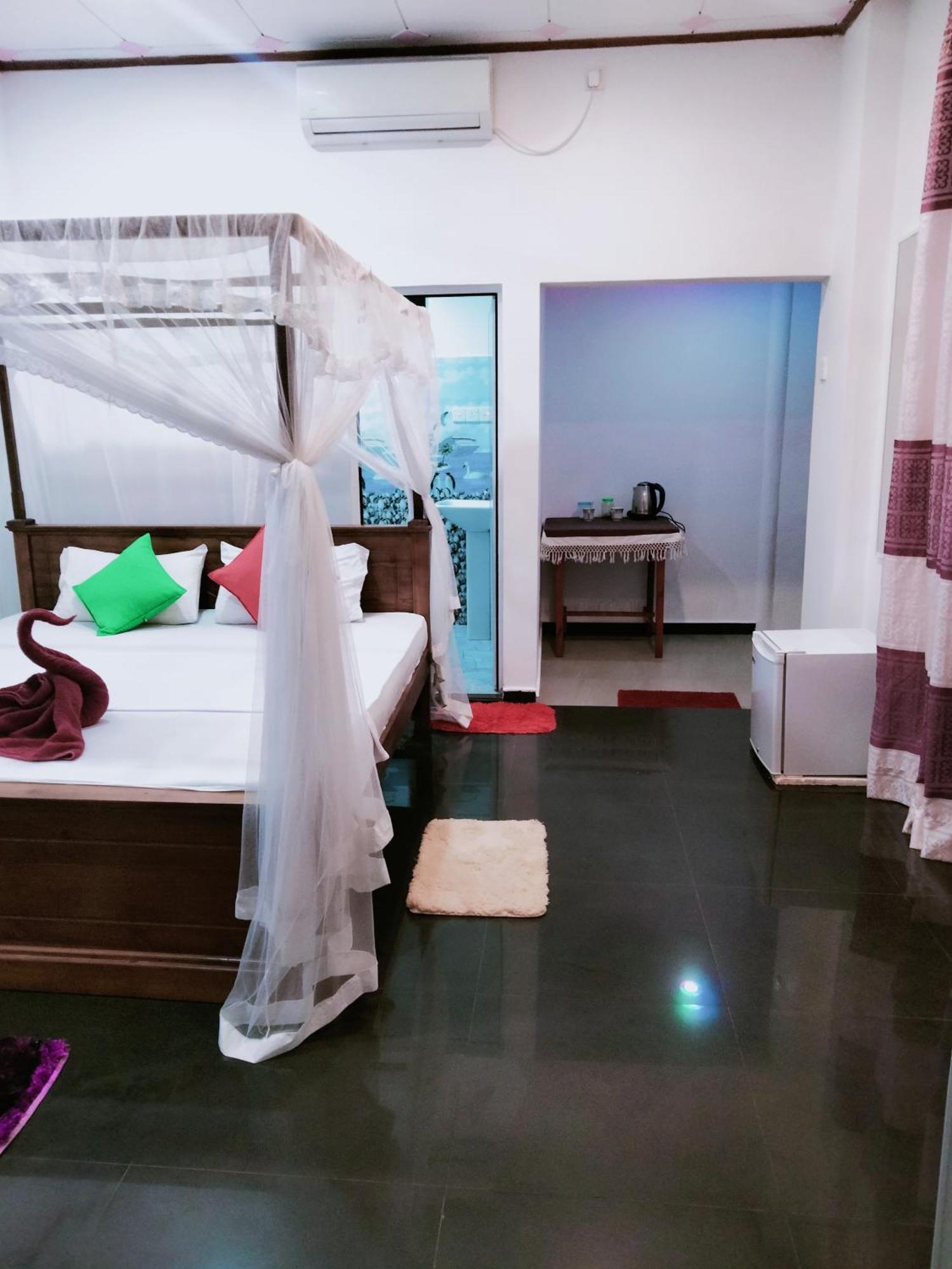 ミリッサ Sajana Ocean Hill Bed & Breakfast 部屋 写真